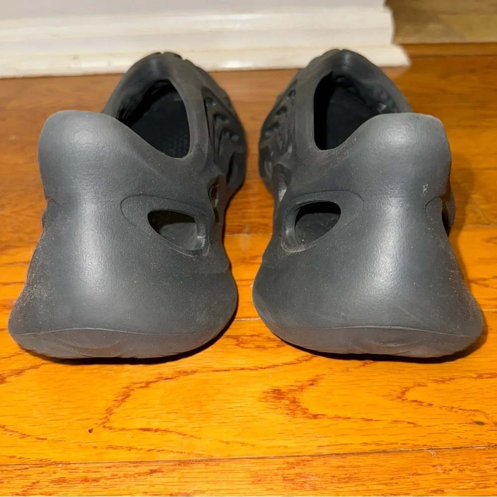 Adidas Yeezy foam RNR in carbon gray men’s 9
